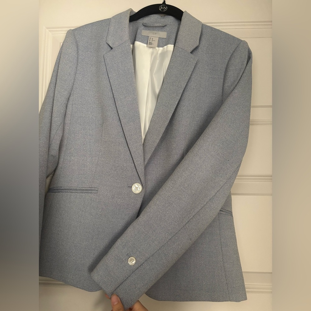 Light women’s H&M blazer
Great for business/professional attire